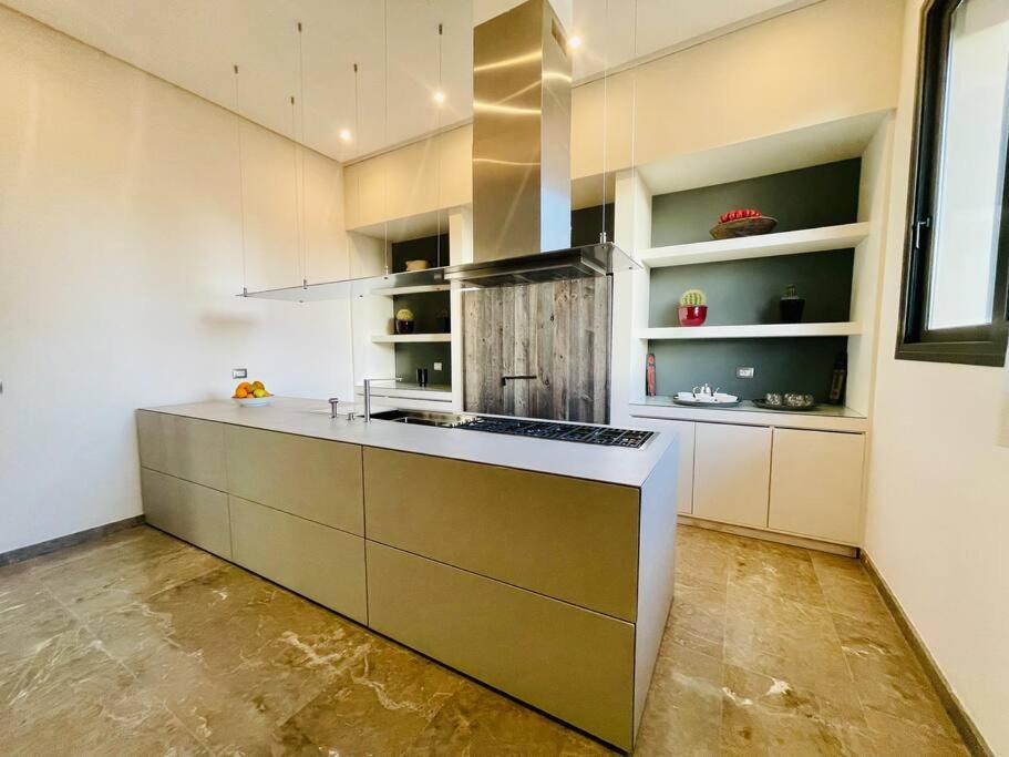 Di 550 Mq Con 4 Piscina E Terrazza Panoramica Villa